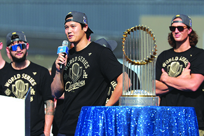 우승 카퍼레이드에서 마이크 잡은 오타니. 연합뉴스