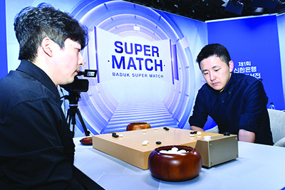 김지석(오른쪽) 9단이 세계기선전 본선 티켓을 획득했다. 한국기원 제공