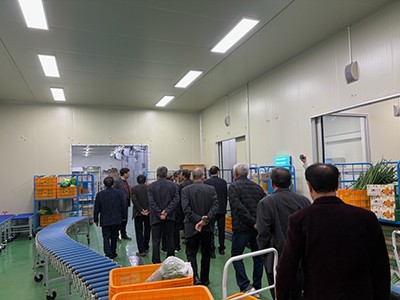 대한노인회 청양군지회 직원과 경로당 분회장들이 대치면 먹거리종합타운을 둘러보며, 무상급식 및 공공급식 사업 관련 현장을 점검하고 있는 모습. 청양군