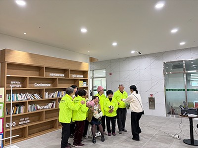 청양군노인종합복지관 강미희 관장과 2025년 노인 일자리 및 사회활동 지원사업에 참여한 어르신들이 성과보고회를 기념하며 함께 기념촬영을 하고 있는 모습. 청양군