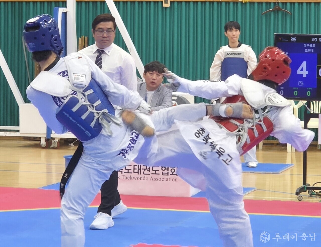 충북공고와 충북체고 선수의 겨루기 모습. 사진/정지욱 기자