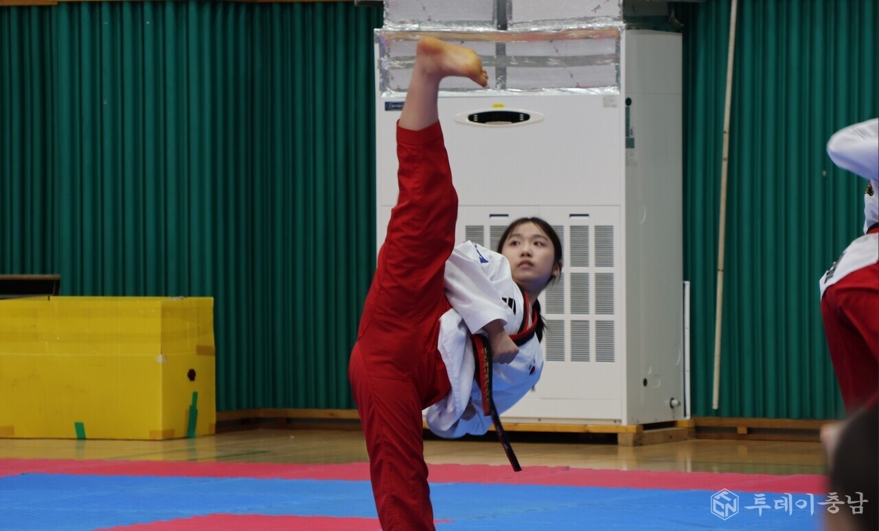품새 대회에 참가한 여자 선수. 사진/정지욱 기자
