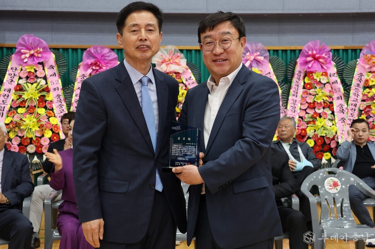 10년간 충북중고연맹회장을 지낸 박한석 전 회장에게 송석중 충북협회장이 감사패를 수여하고 기념촬영을 하고 있다. 사진/정지욱 기자