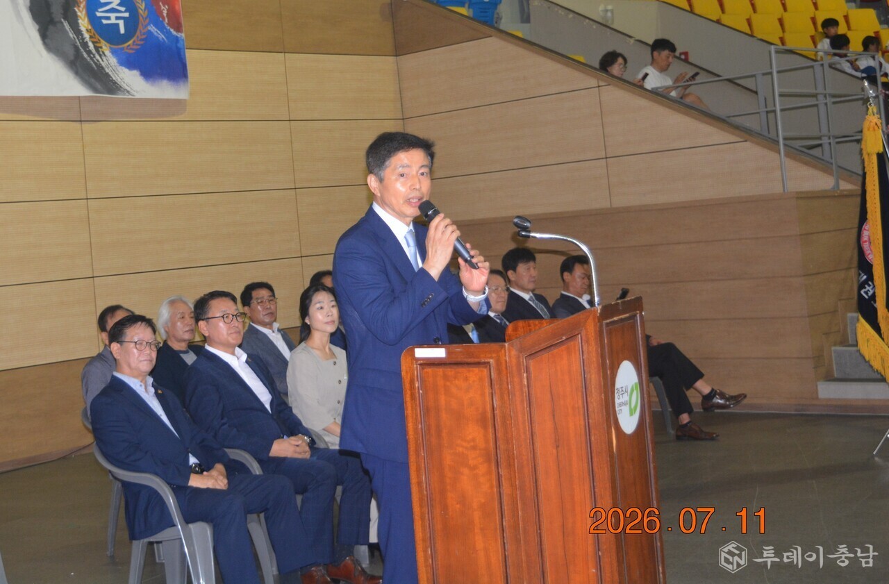 인사말을 하는 송석중 회장
